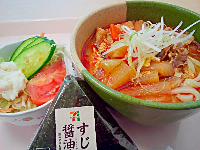 ユウケジャンうどん、野菜サラダ、おにぎり|HM-jastさん