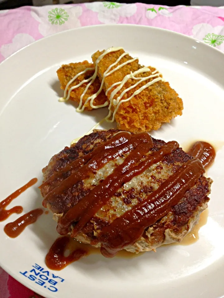 ハンバーグが食べたくて、半額シールの合挽き肉で、作りました。手作りは、妙な味がしなくて、いいです。|ハルさん