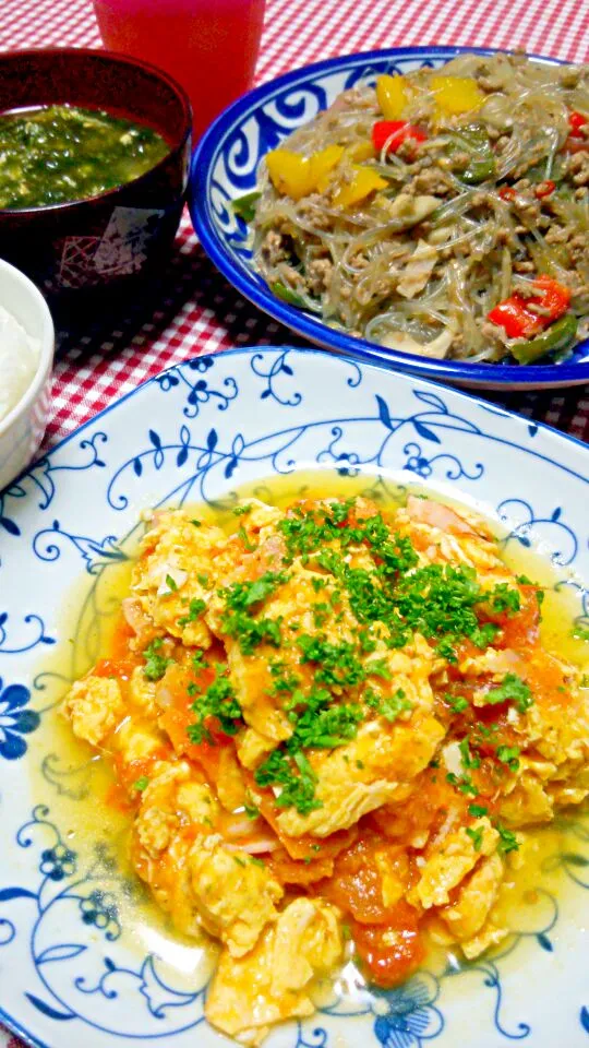 ひき肉と春雨の煮込み(豚挽肉･ピーマン･赤&黄パプリカ･にんにく･生姜)、トマトと玉子の炒め(ベーコン･にんにく･パセリ)、お味噌汁(あおさ･豆腐)|まあるさん