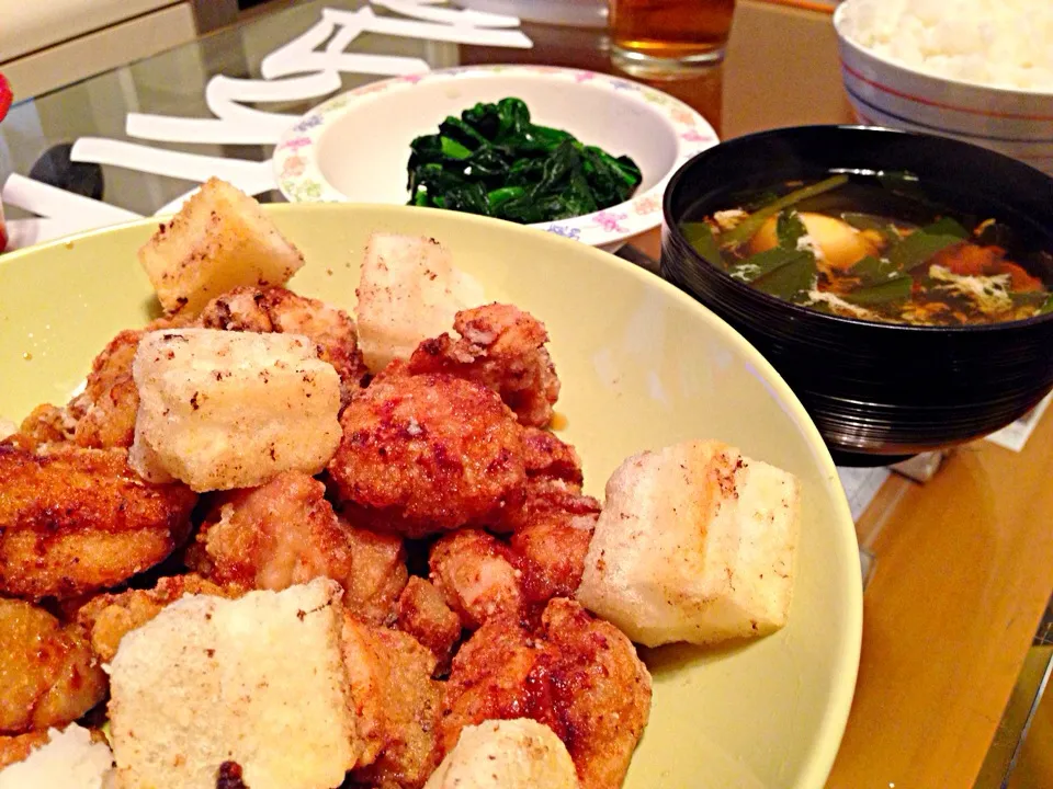 Snapdishの料理写真:竜田揚げと揚げ餅のめんつゆ煮☆ほうれん草のおひたし☆ニラ玉汁|金子友紀さん