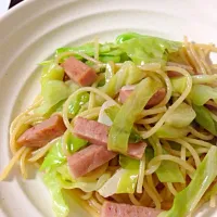 Snapdishの料理写真:キャベツとスパムのニンニクパスタ|まるさん