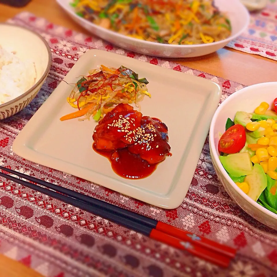 ヤンニョムチキン、チャプチェ、サラダ、ご飯。|あすみさん