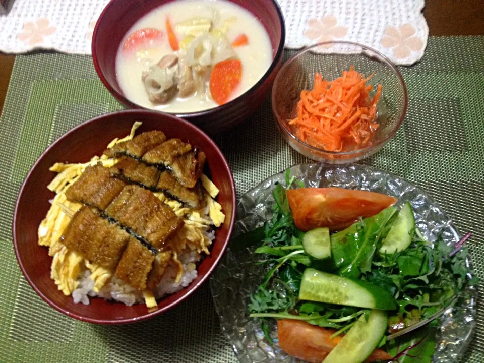 鰻丼、粕汁、人参甘酢、生野菜サラダ|ユムユムさん