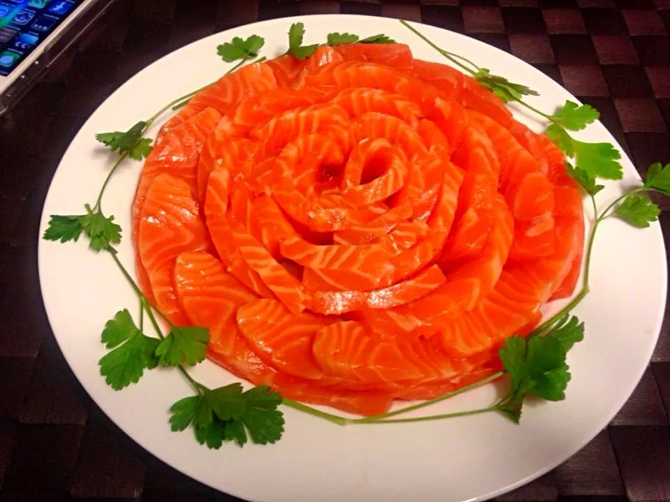 Platter of salmon sashimi|ダイアナさん