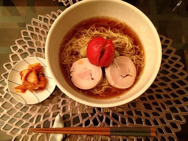 Snapdishの料理写真:醤油ラーメンwith自家製鶏ハム、ねぎの胡麻油漬け、焼トマト|Gabrielaさん