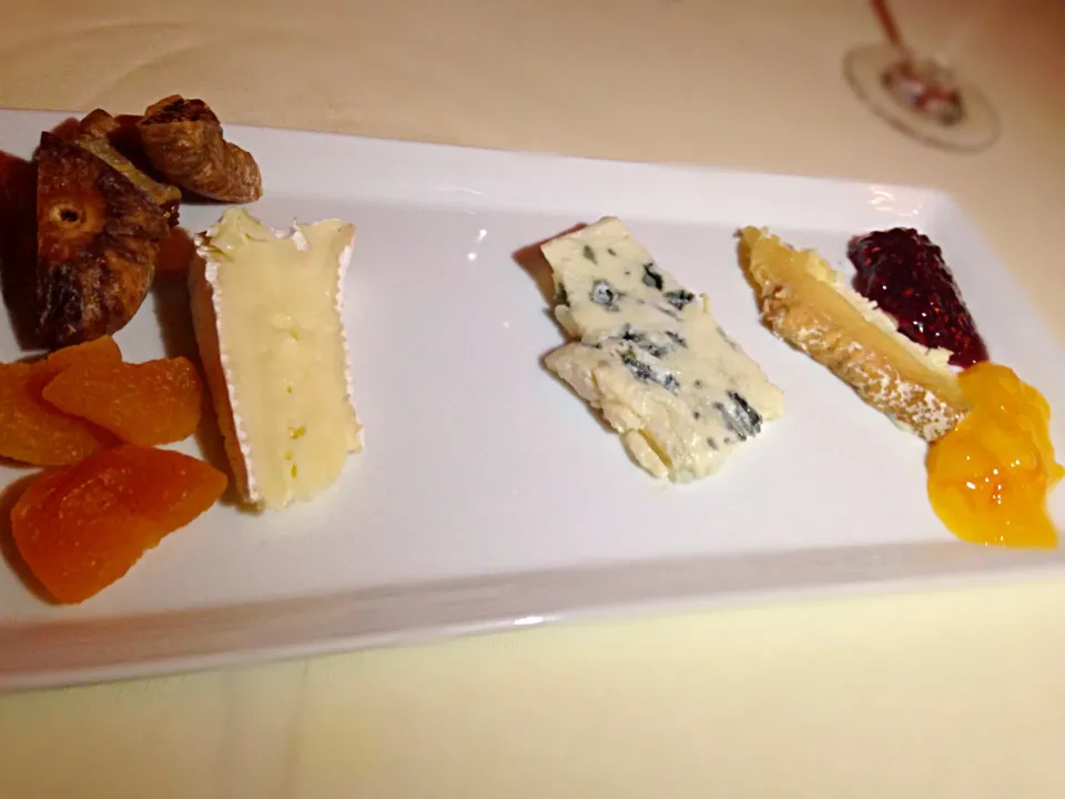 Camembert de Normandie , blue cheese and goat cheese|Obeoom Jumsai Na Ayudhyaさん