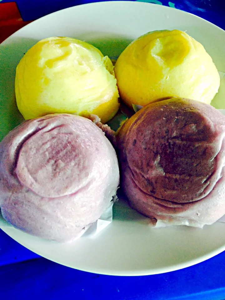 Pumkin steamed buns (yellow) and Taro steamed buns (purple)|anakin ninphilさん