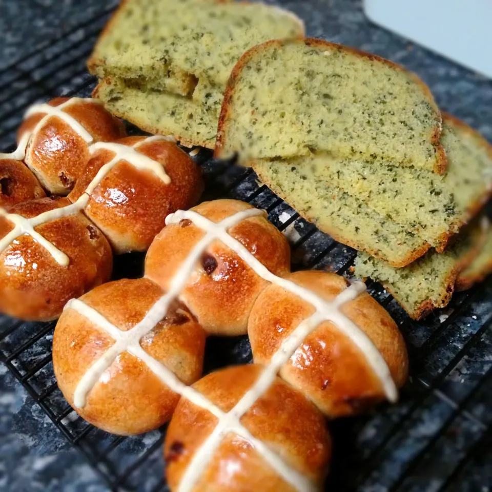 Snapdishの料理写真:Hot cross buns & spinach loaf|Chibiko's Kitchenさん