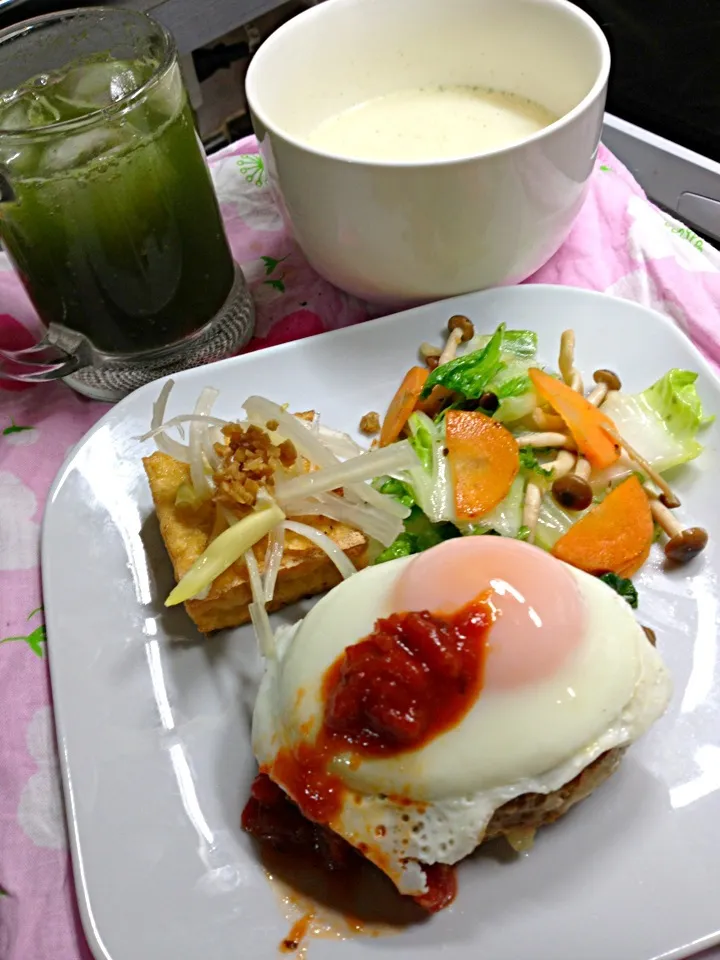 ハンバーグに目玉焼きのっけた。厚揚げに、万能しょうが。スープはクノールのポタージュ(^ ^)|ハルさん