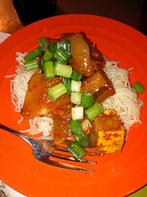 My dish, Somen noodles with baked tofu, Asian eggplant, onion, and scallion. In prik khing curry.|Polly Gelfusoさん