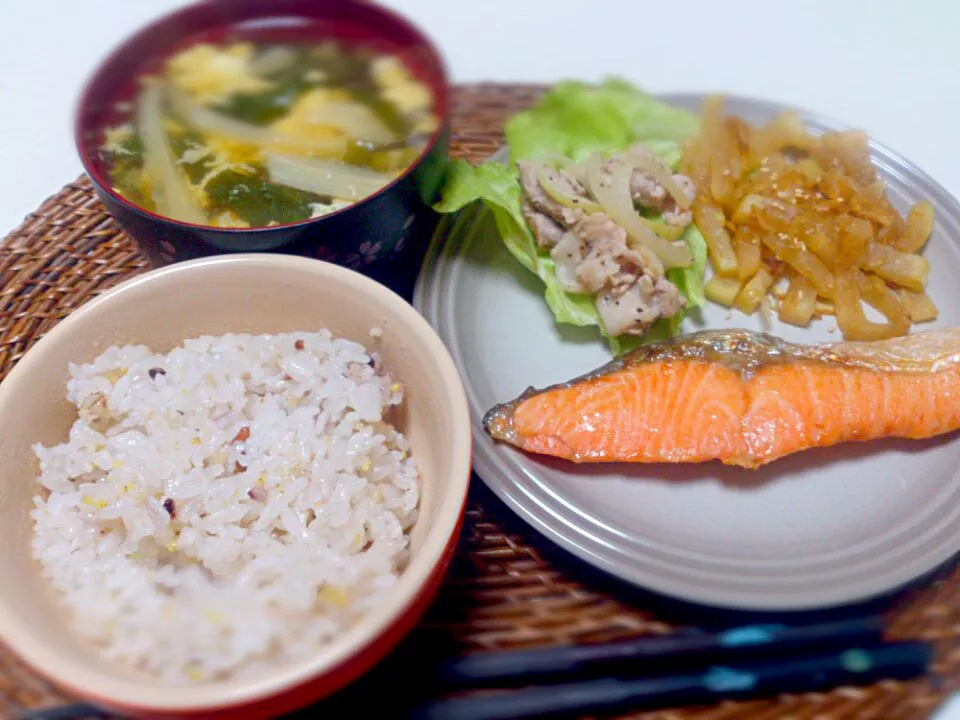 塩鮭 塩だれ豚 大根の出汁醤油炒め にらたまキャベツ芯の味噌汁|にゃろめさん