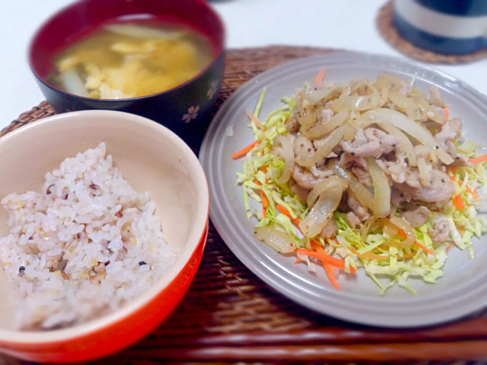 塩だれ豚 にらたまキャベツ芯の味噌汁|にゃろめさん