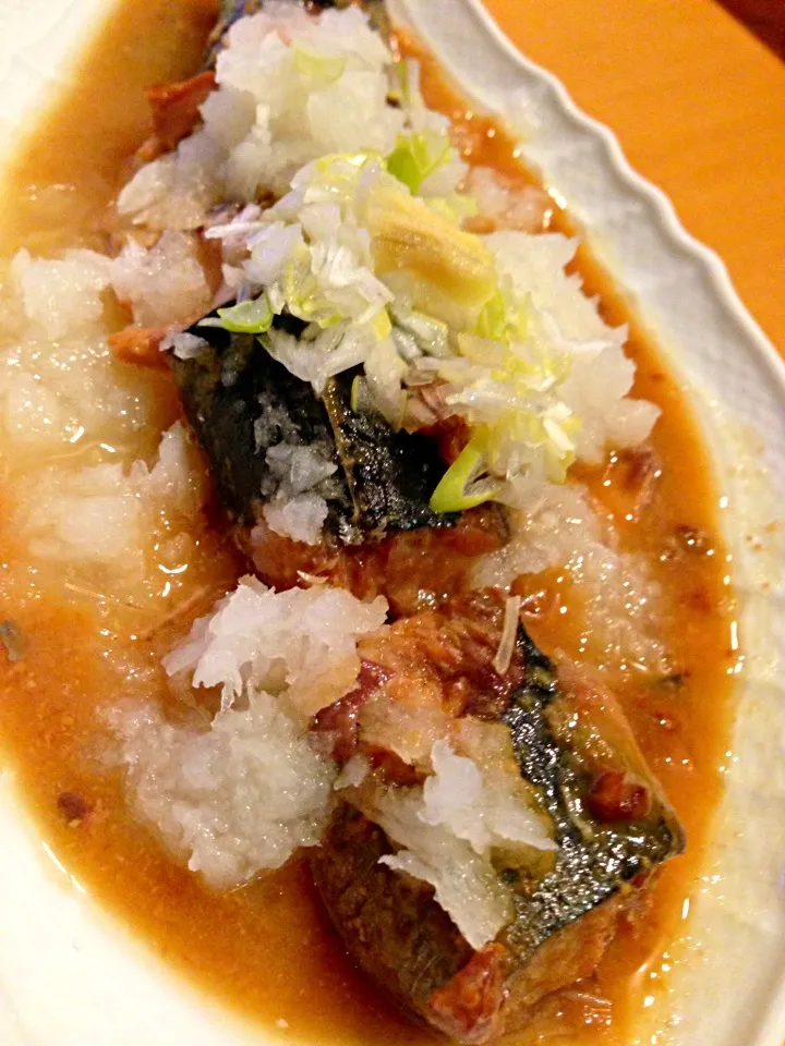 ま公さんへ捧げる 鯖缶の美味しい食べ方 Canned mackerel (boiled in water) with grated daikon & Kujo reek|あきらさん