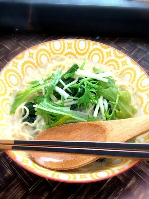 マルちゃん正麺豚骨 ミルクスープ ちじみほうれんそうと水菜|ochihekoさん