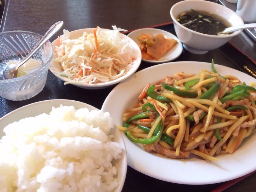 青椒肉絲定食を頂きました。|momongatomoさん