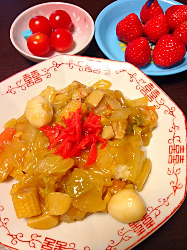 今日の給食お弁当メニュー 中華丼、プチトマト、いちご|IGGYさん