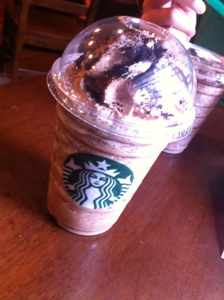 Snapdishの料理写真:Mocha cookie crumble frappuccino|ToToRoNさん