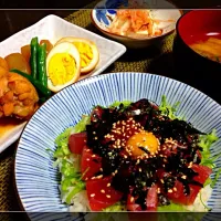 Snapdishの料理写真:ミニ鉄火丼  手羽元と大根の煮物 冷奴|香里さん