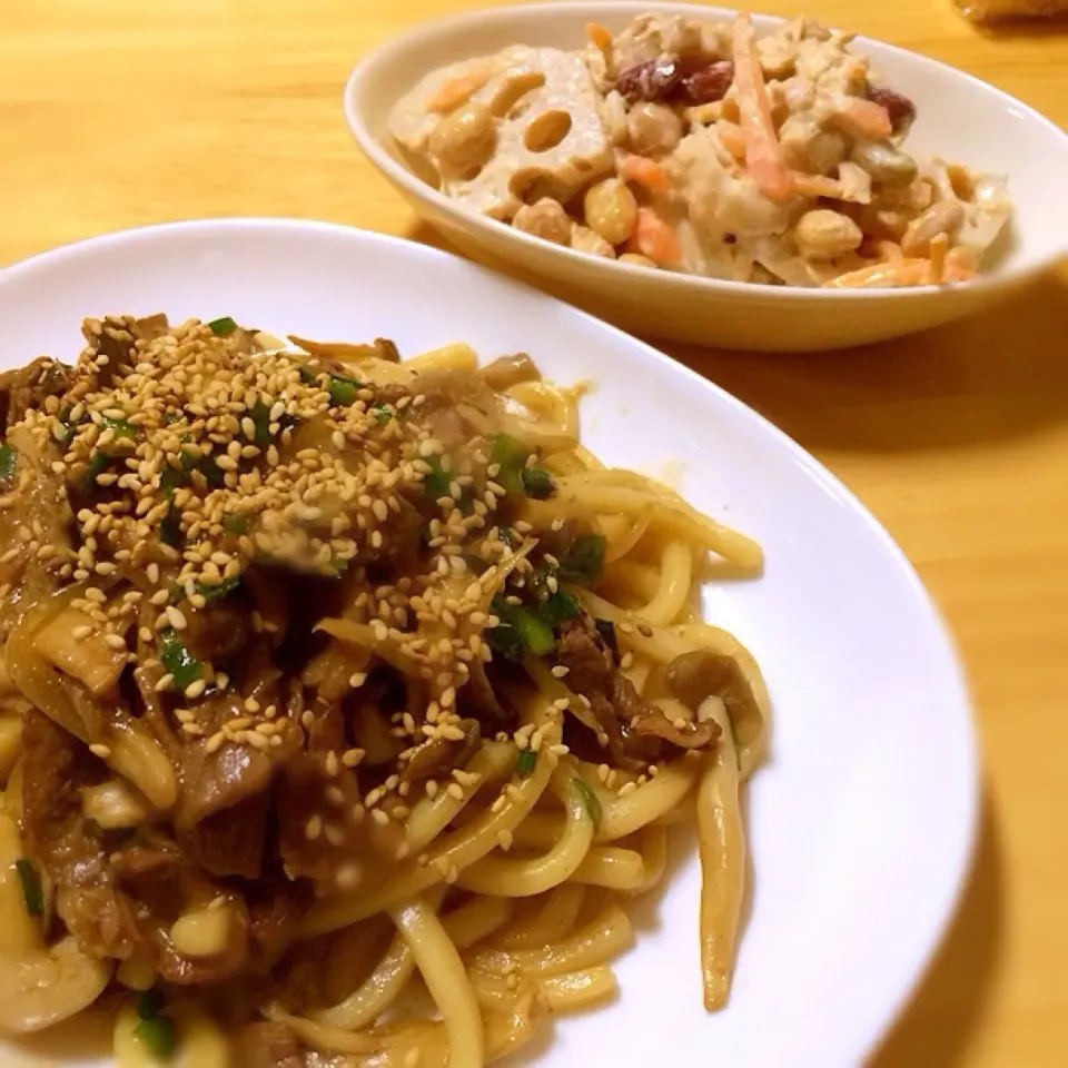 ✳︎たっぷりキノコとの焼きうどん✳︎蓮根と豆のサラダ|こまあずさん