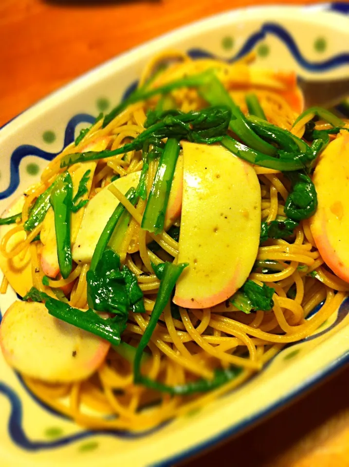 Snapdishの料理写真:蒲鉾と菊菜のペペロンチーノ、バター醤油味。かなりイイ！|Suzuki Akikoさん