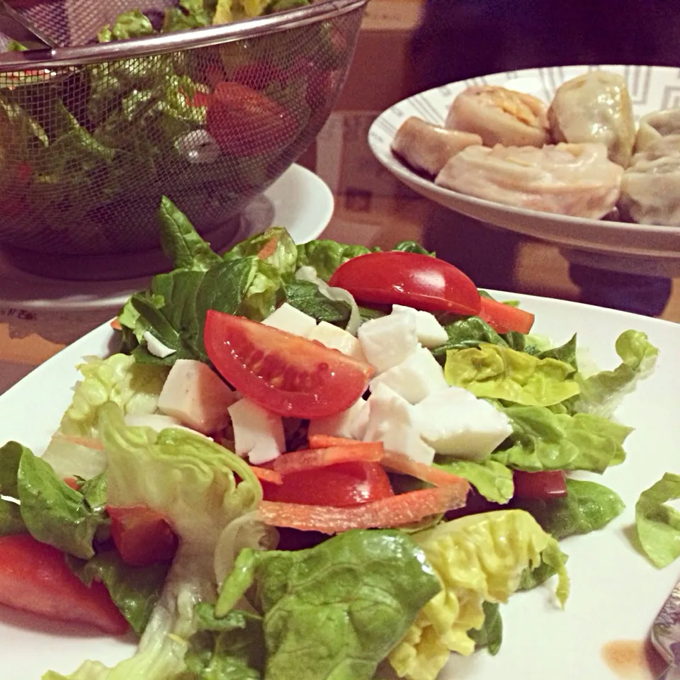 Salad with mozzarella cheese|Carrie Kimさん