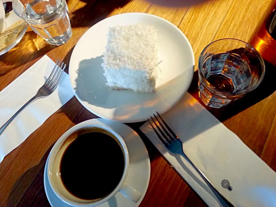 Tea break
Americano and Coconut Cake|Christina Mei Meiさん