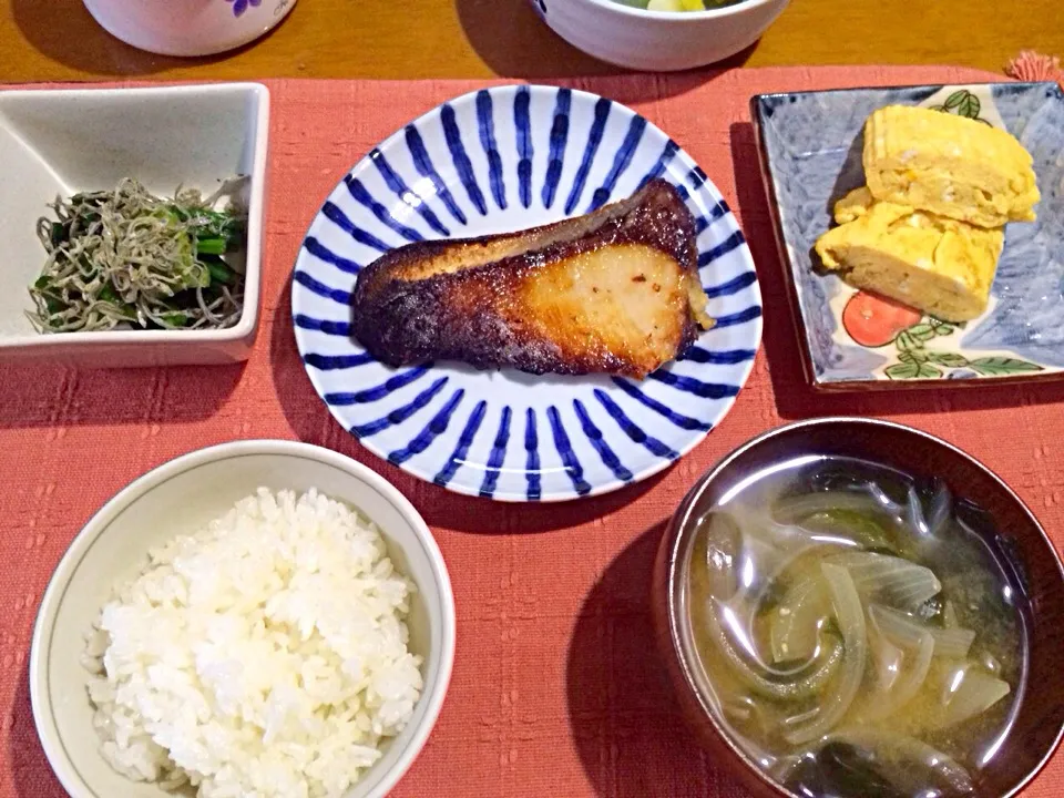 週末限定和定食の朝ごはん♪ ☆ブリの自家製塩麹漬け、☆出し巻き卵、☆ほうれん草のおひたしじゃこ乗せ、☆玉ねぎとわかめのお味噌汁|yukomama♪さん