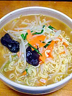 Snapdishの料理写真:野菜炒めのせラーメン（出前一丁）|すーさん