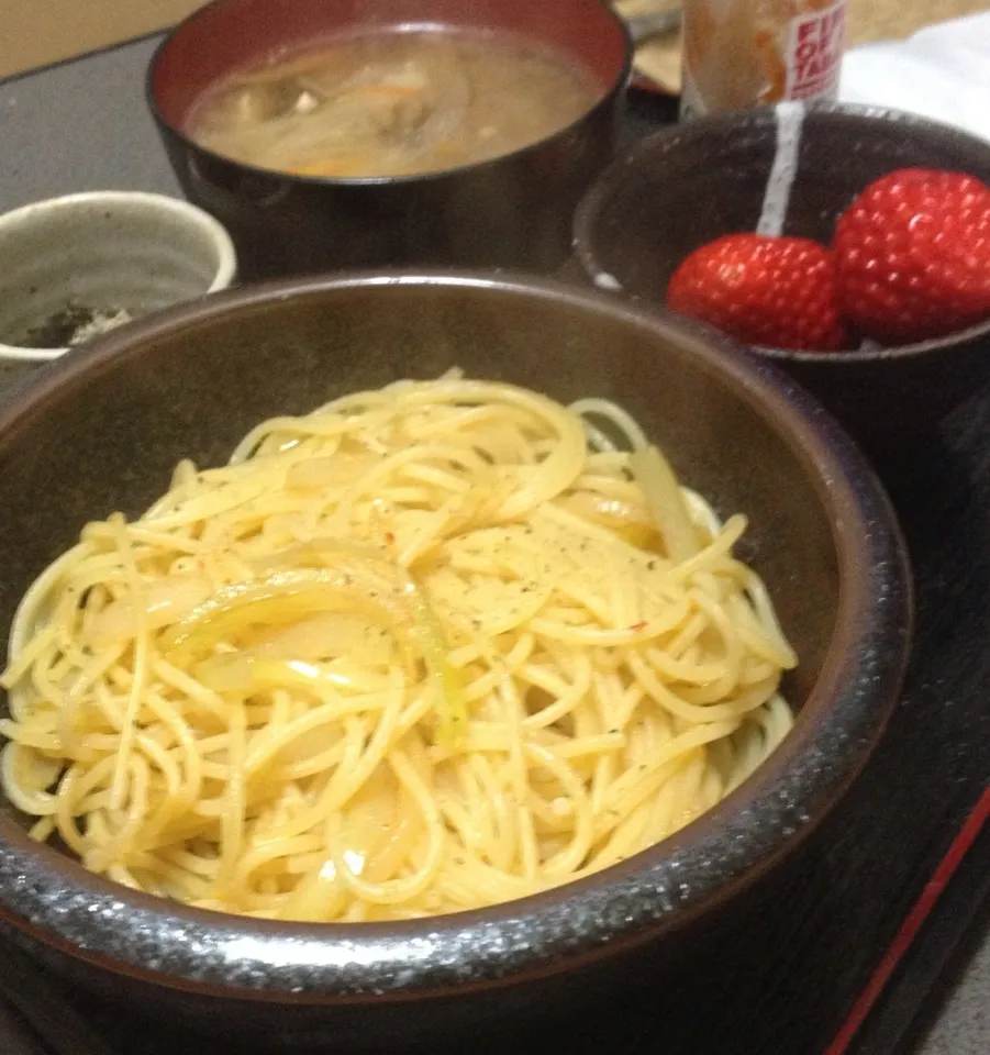 単身昼ごはん ペペロンチーノナンプラー風味 野菜スープ ワカメ酢の物 いちこ|ぽんたさん