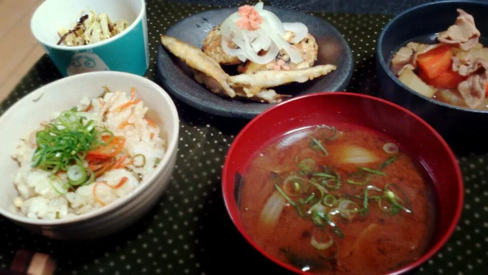 めかぶ混ぜご飯、味噌汁、豆腐と鮭の寄せ揚げ、わかさぎの唐揚げ、大根の煮物、キャベツの和え物|さっちんさん