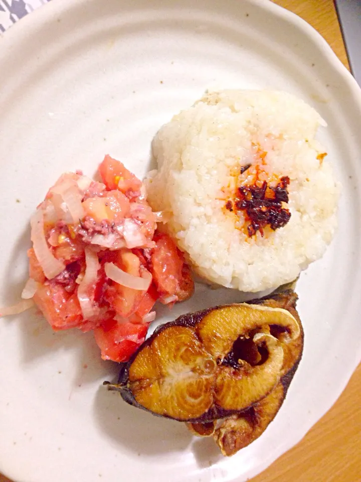 Garlic Rice with CH spicy oil on  top. With anchovy tomato Salsa, pan fry blue fish.|Jefferson M. Macalindongさん