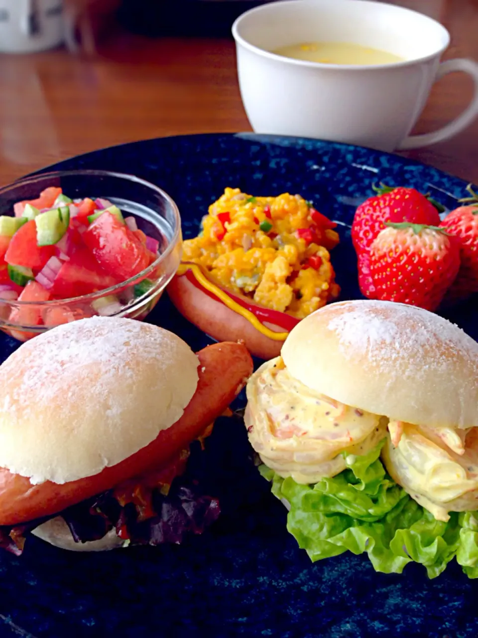 ⭐️ホットドッグ ⭐️ハニーマスタード海老サンド ⭐️トマトのサラダ ⭐️ベジタブルスクランブルエッグ ⭐️いちご ⭐️豆乳コーンスープ|よっちぃさん