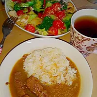 Snapdishの料理写真:カレーとホットサラダ|Yuzuru Wyu Yuchan Takitaさん