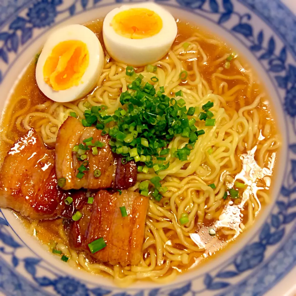 Snapdishの料理写真:マルちゃん正麺醤油味、だって雪だし☆  このチャーシューはゆで卵を茹でる１０分で作りました。 焦げ目をつけて砂糖・醤油・酒を入れて味付けただけ、でも十分美味しかったです…雪のせい？（笑）|honeyhunterさん