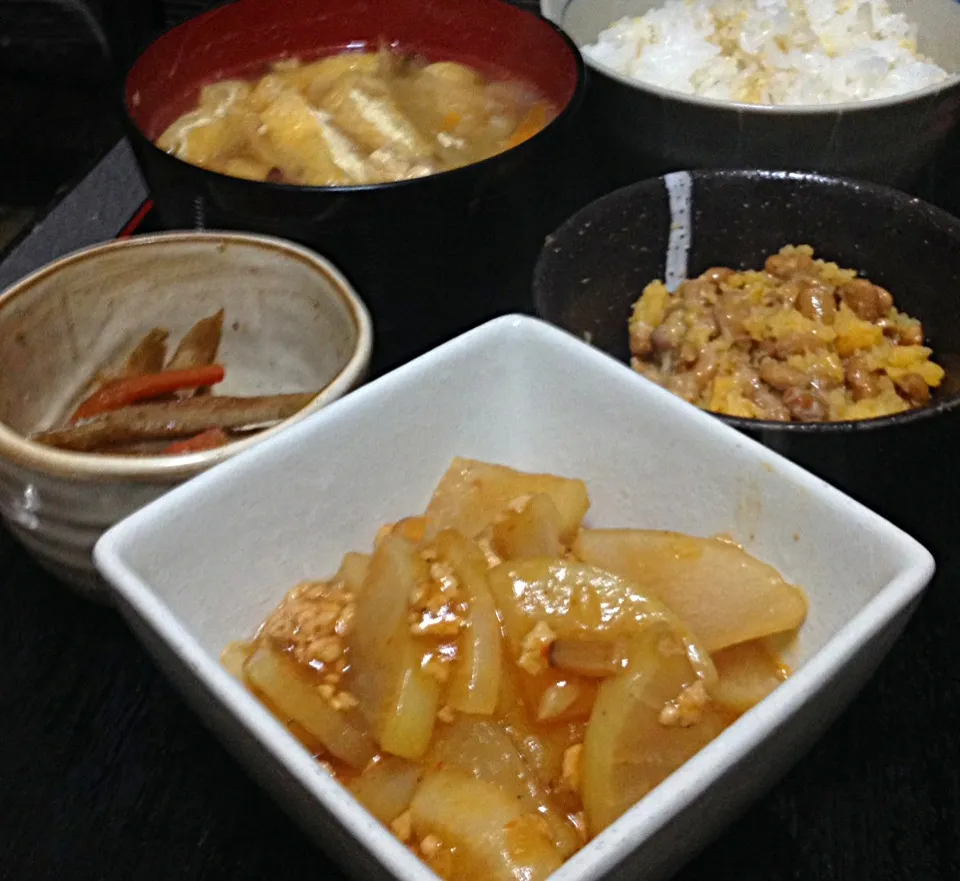 単身晩ごはん 麻婆大根 炒り卵入納豆 きんぴらゴボウ 野菜スープ 雑穀ごはん|ぽんたさん