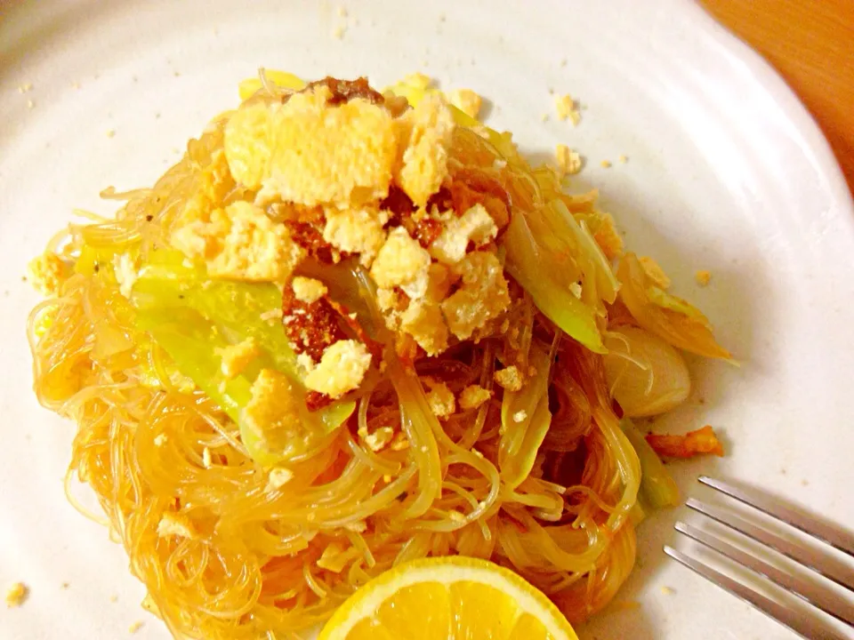 Pansit Gisado w/ meat and vagetable w/ pork chicharon on top/ slice lemon|Jefferson M. Macalindongさん