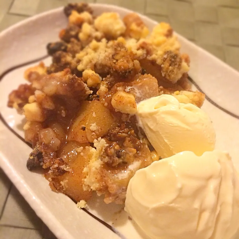 Snapdishの料理写真:Apple Crumble w/Vanilla Ice Cream|Junya Tanakaさん