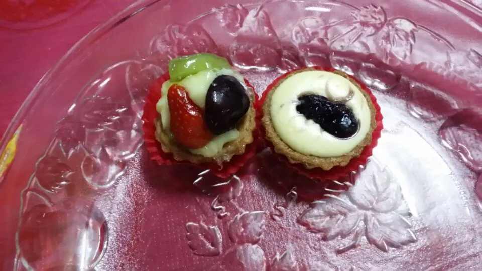 Fruit tart and blueberry cheese tart.|咖啡女孩さん