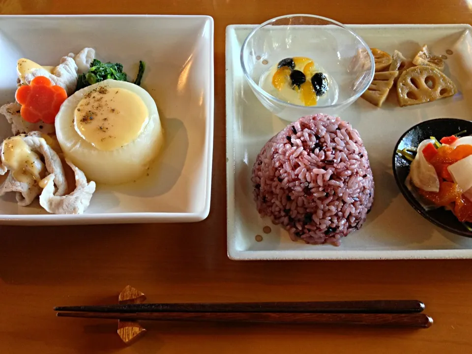 Snapdishの料理写真:1月のランチ
ふろふき大根と豚しゃぶ|さくさくぱんださん