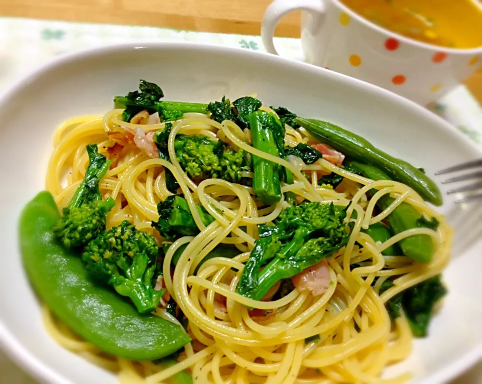 菜の花とスナップエンドウのペペロンチーノ🍝 と 玉ねぎとコーンのスープ|こいちさん