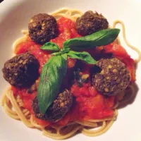 Snapdishの料理写真:Whole wheat spaghetti - basil tomato sauce - lentil mushroom "meat" balls|Rianneさん