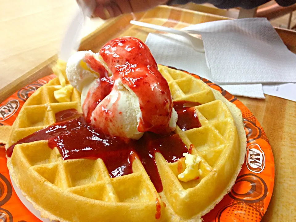 Waffle with Vanilla ice cream & warm strawberry sauce..|Messy Chefさん