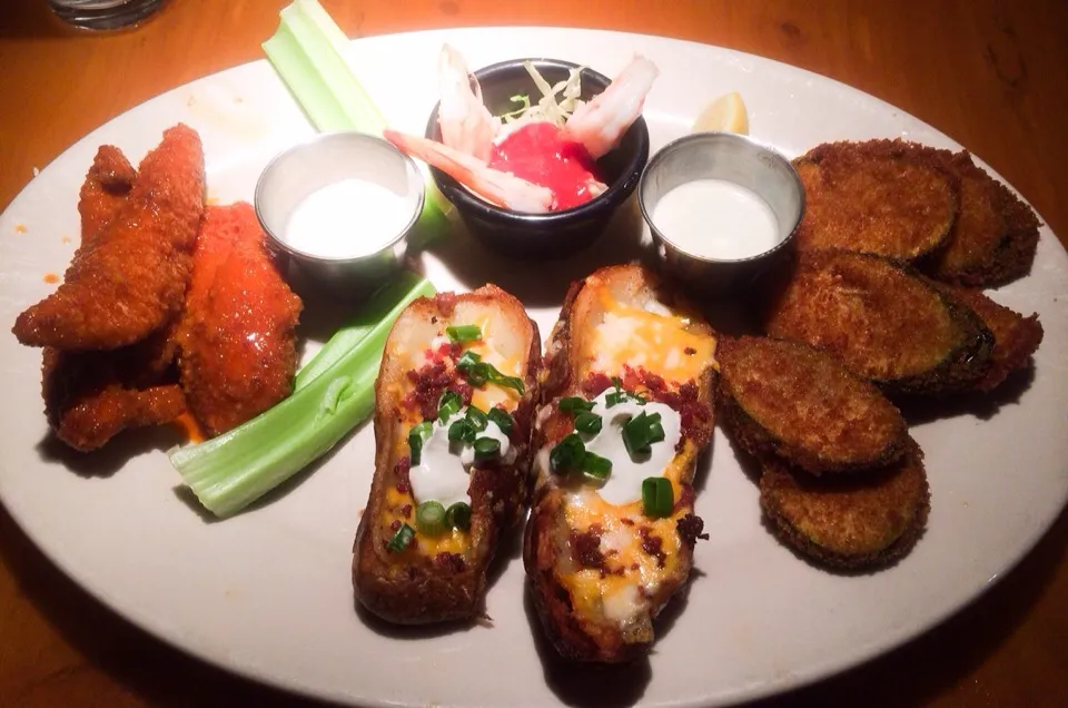 Appetizer Platter - Buffalo Strips, Shrimp Cocktail, Loaded Baked Potato, and Fried Zucchini from Black Angus|sooprcoolchicaさん