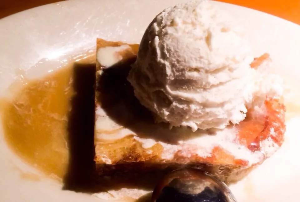 Caramel Bread Pudding with Ice Cream from Black Angus|sooprcoolchicaさん