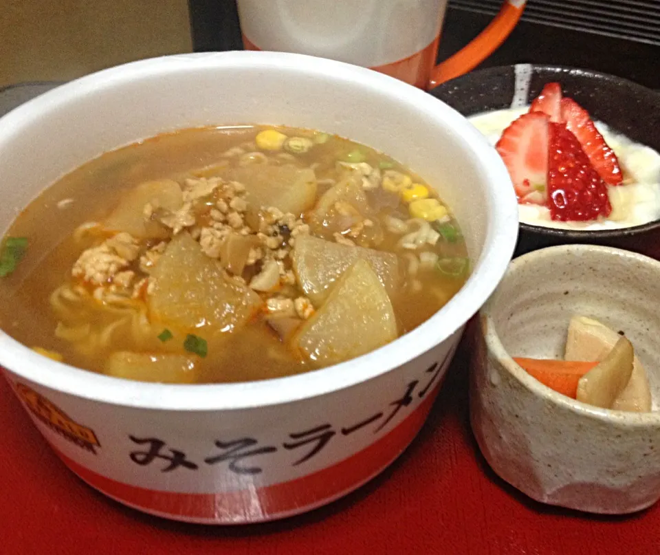 単身朝ごはん 麻婆大根カップみそラーメン  根菜のいしる漬 ヨーグルト いちご|ぽんたさん