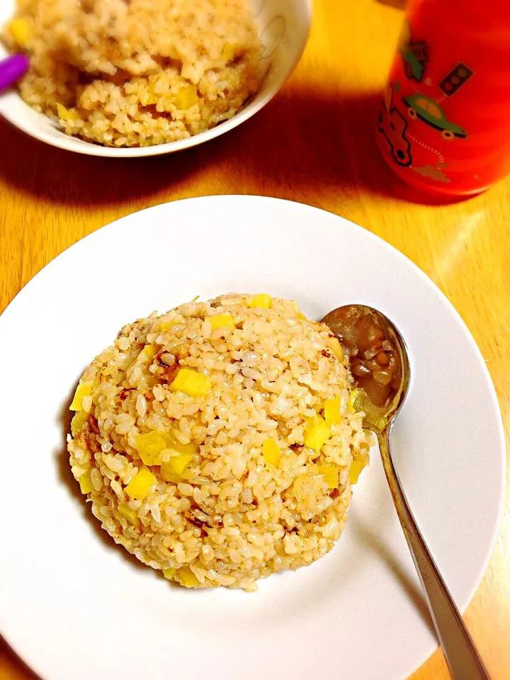 車麩と沢庵の玄米炒飯 Fried rice of the unpolished rice of spiral core-patterned gluten bread and the pickled daikon|Misuzu(@misumisu0722 )さん