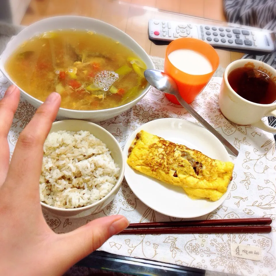 もち麦ご飯と納豆卵焼きとトマト卵スープ|ぼーちゃんさん