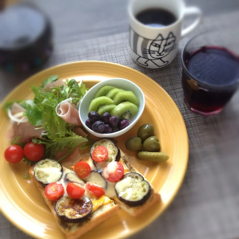 茄子とプチトマトのオープンサンド バジル風味|ぺんぎんさん