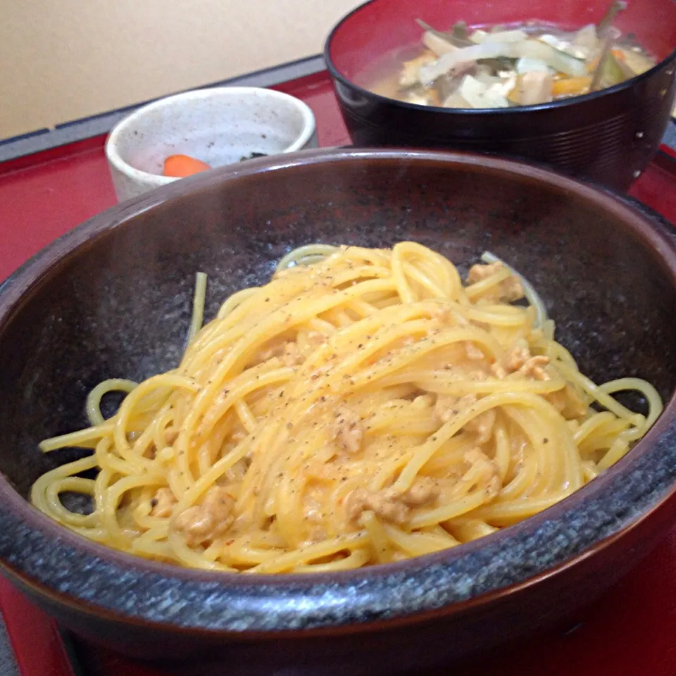 Snapdishの料理写真:単身昼ごはん  中華風カルボナーラ 野菜スープ ワカメ酢の物 根菜のイシル漬|ぽんたさん