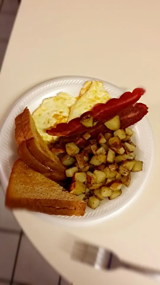 Breakfast (eggs, fried potatoes, turkey bacon & toast)|Karen Michelleさん